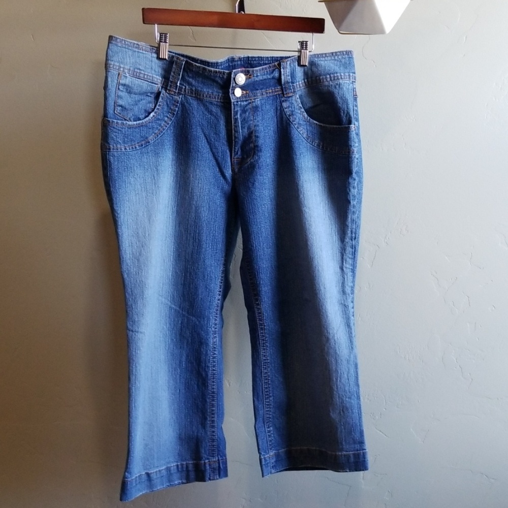 Medium wash Jean capris